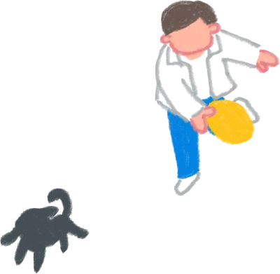 犬と遊んでいる男性