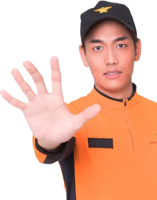 제지하는 소방관