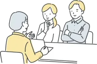 営業の女性から説明を聞く若い夫婦