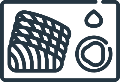 검정색 연어회와 소스