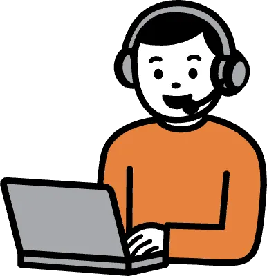 헤드셋을 쓰고 컴퓨터를 하고 있는 모습