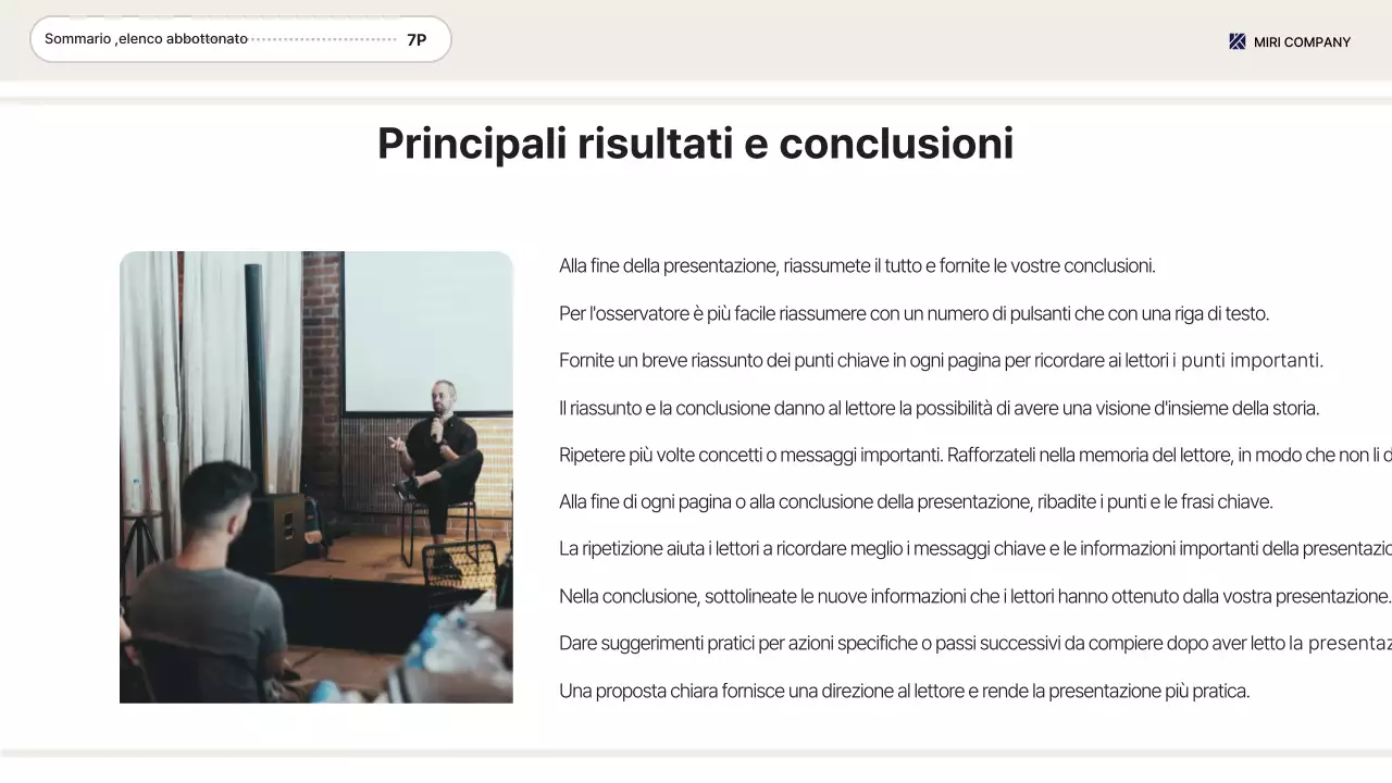 Consegna di informazioni predefinite beige sul luogo di lavoro