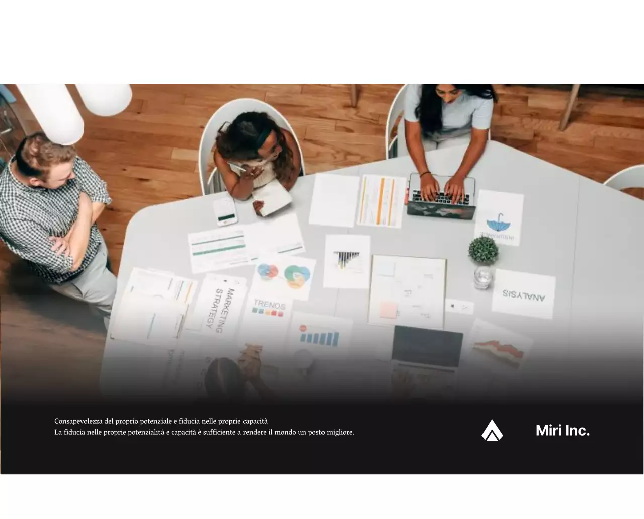 Un semplice calendario aziendale in grigio