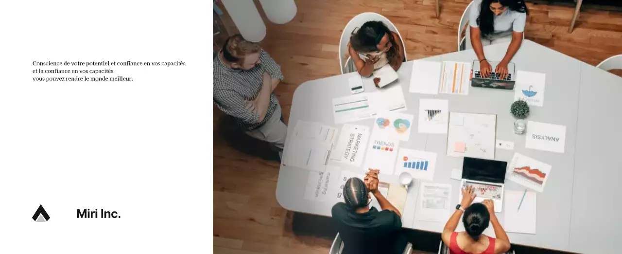 Un calendrier d'entreprise simple en gris