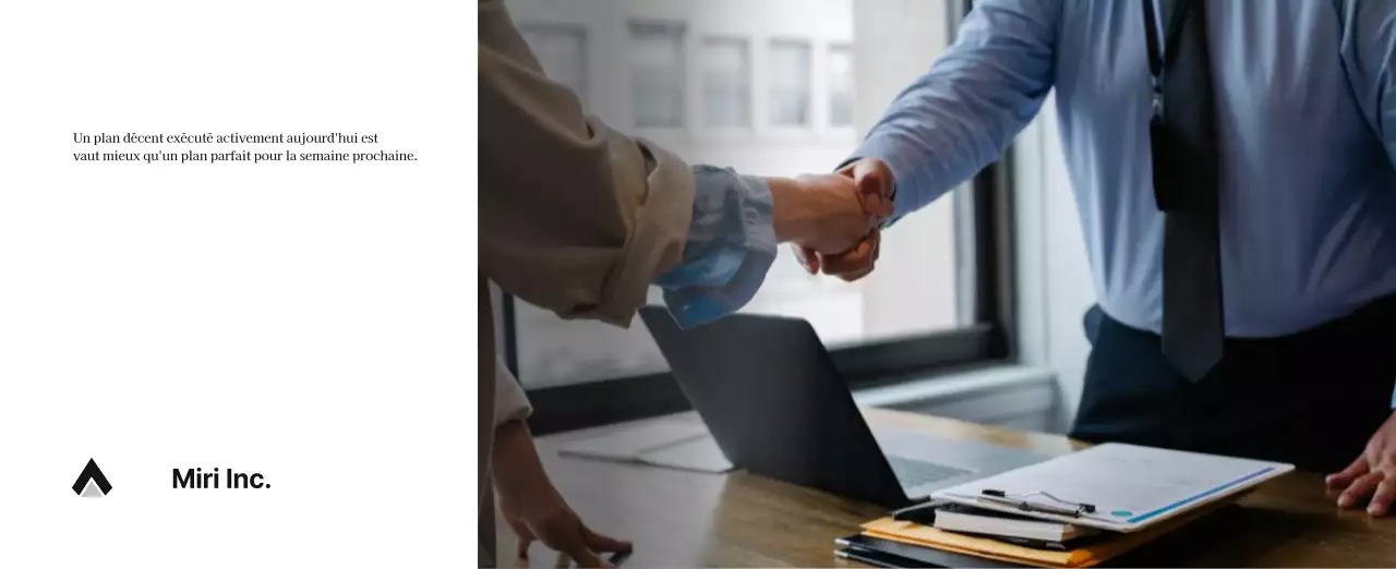 Un calendrier d'entreprise simple en gris