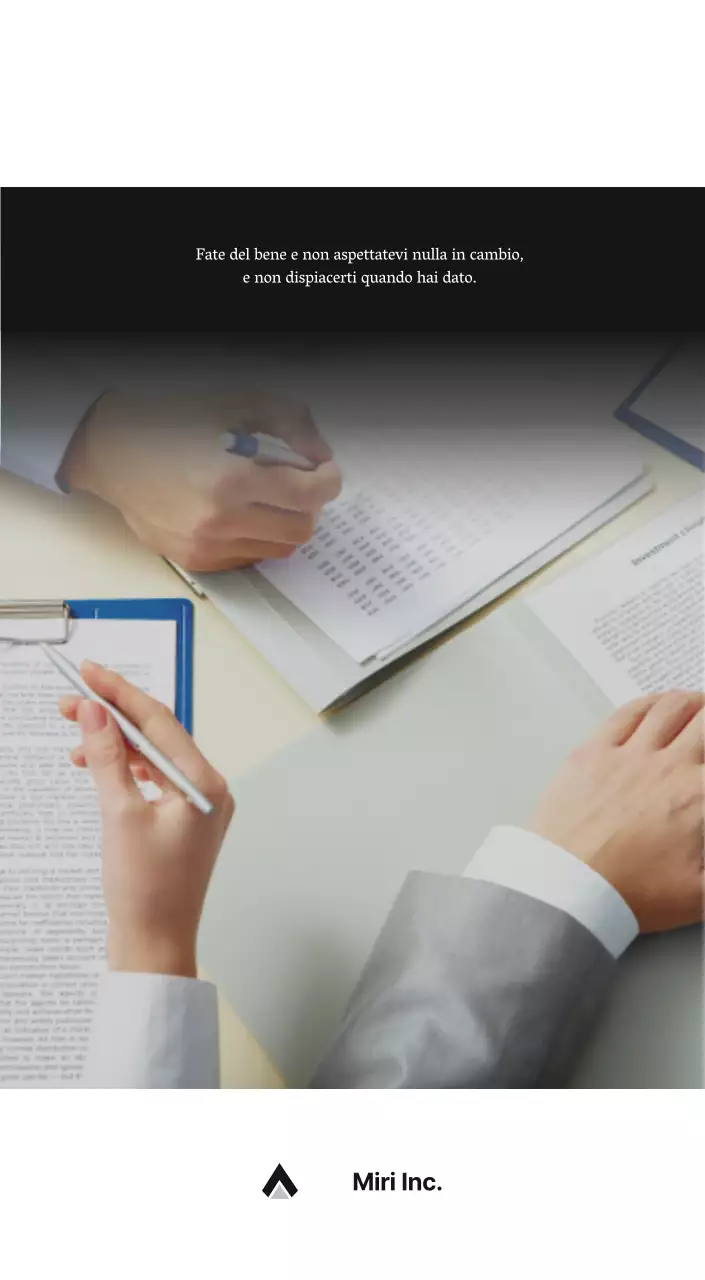 Un semplice calendario aziendale in grigio