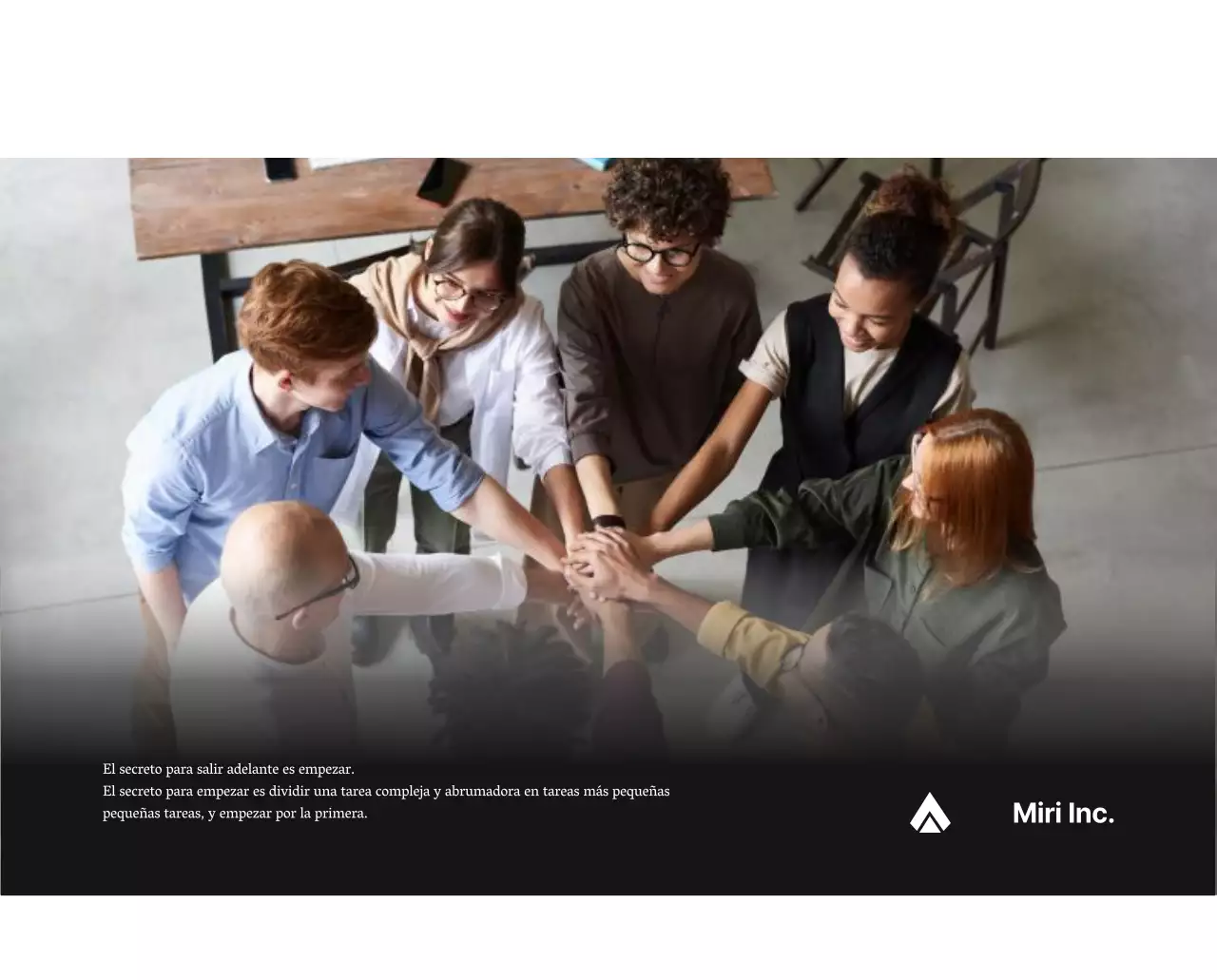 Un sencillo calendario corporativo en gris