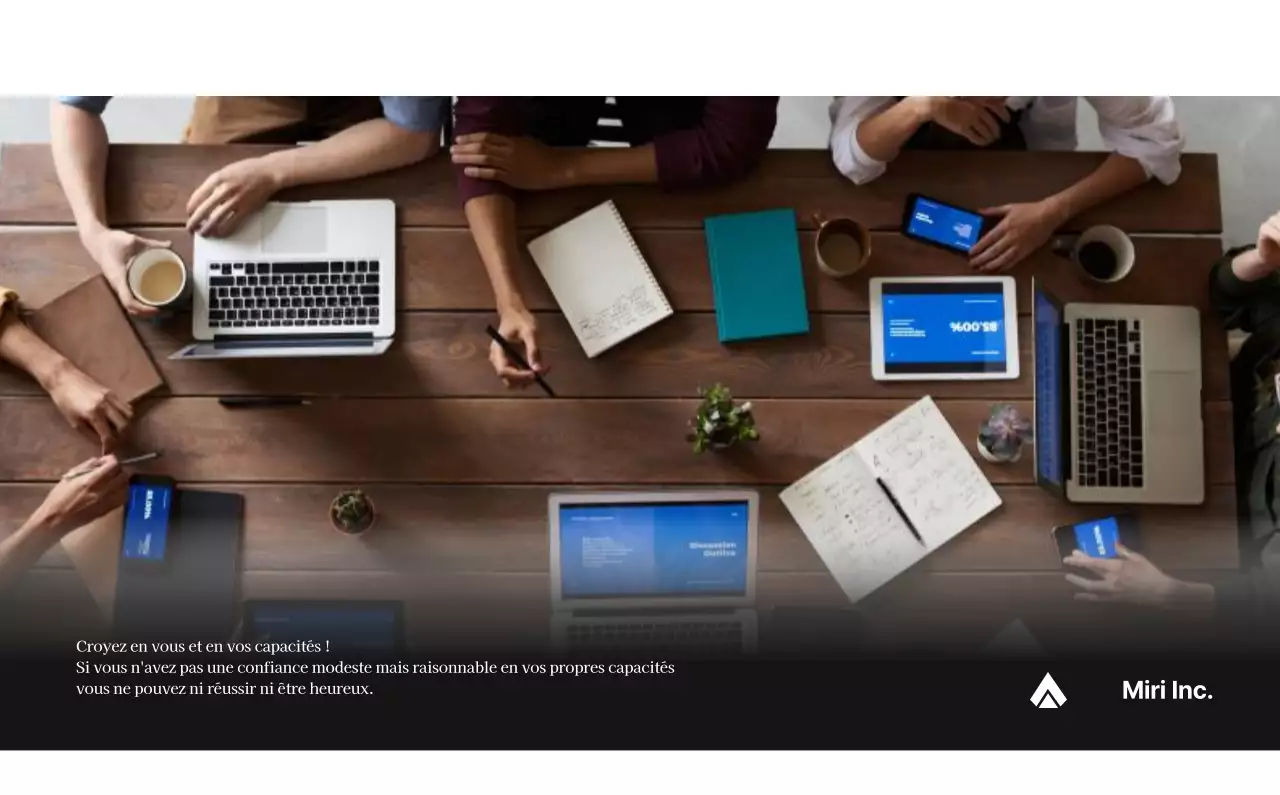 Un calendrier d'entreprise simple en gris