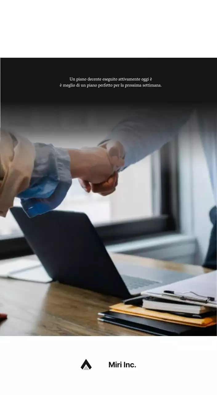 Un semplice calendario aziendale in grigio