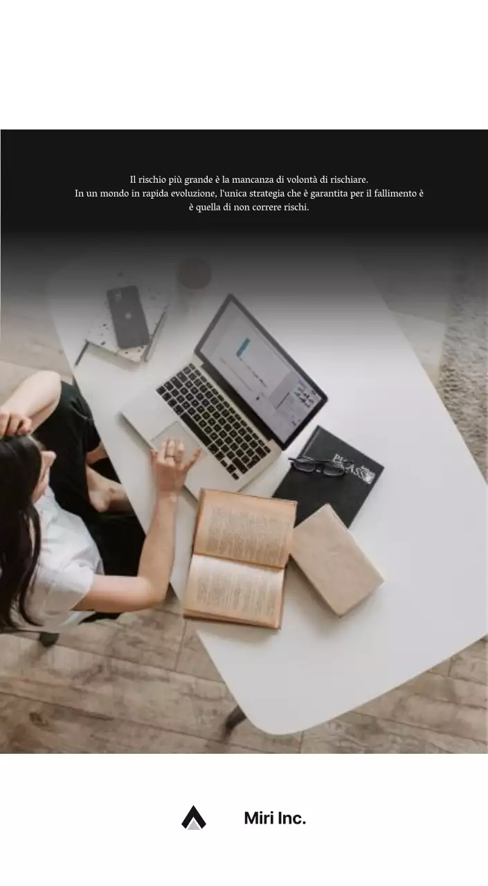 Un semplice calendario aziendale in grigio