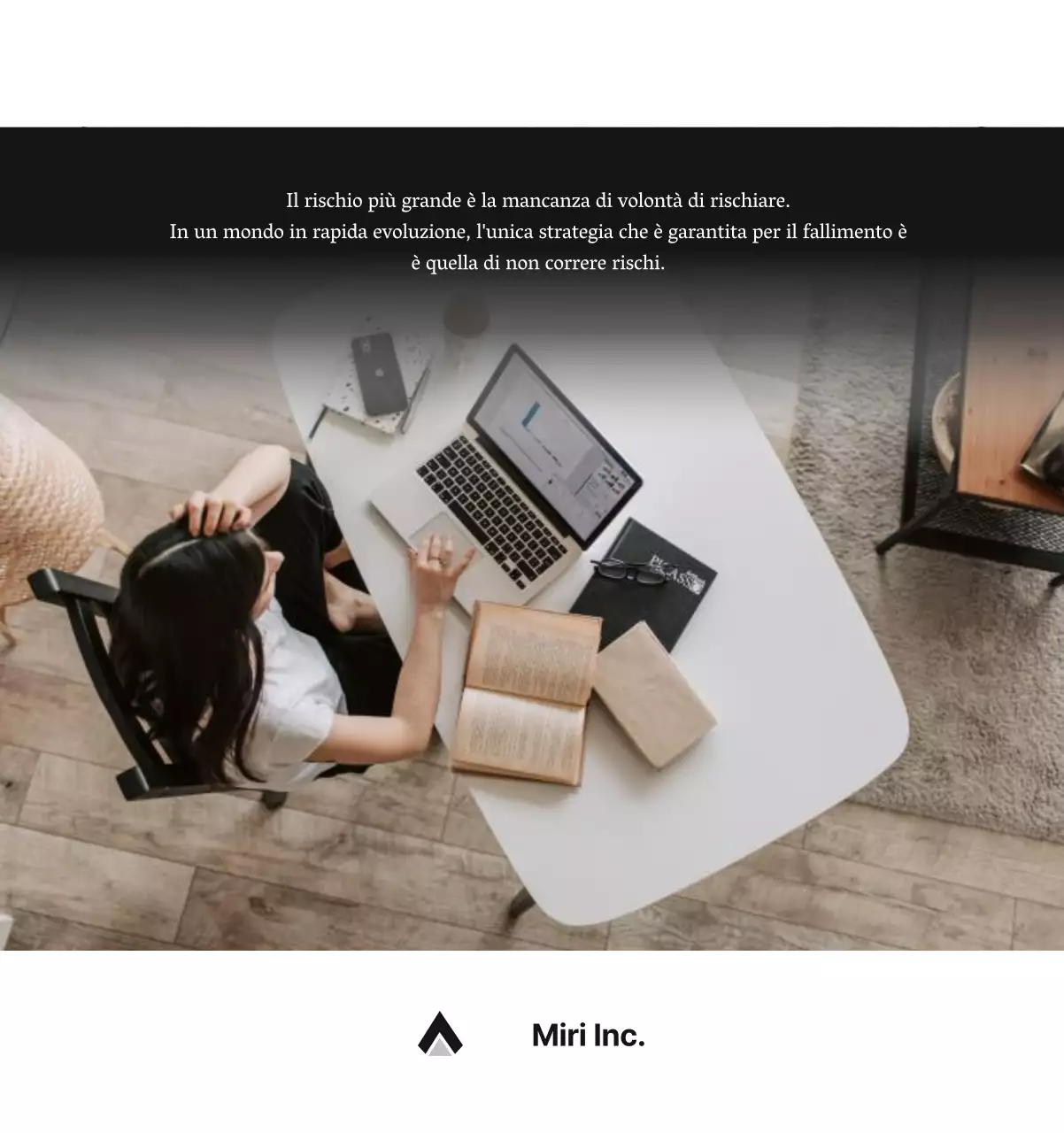 Un semplice calendario aziendale in grigio