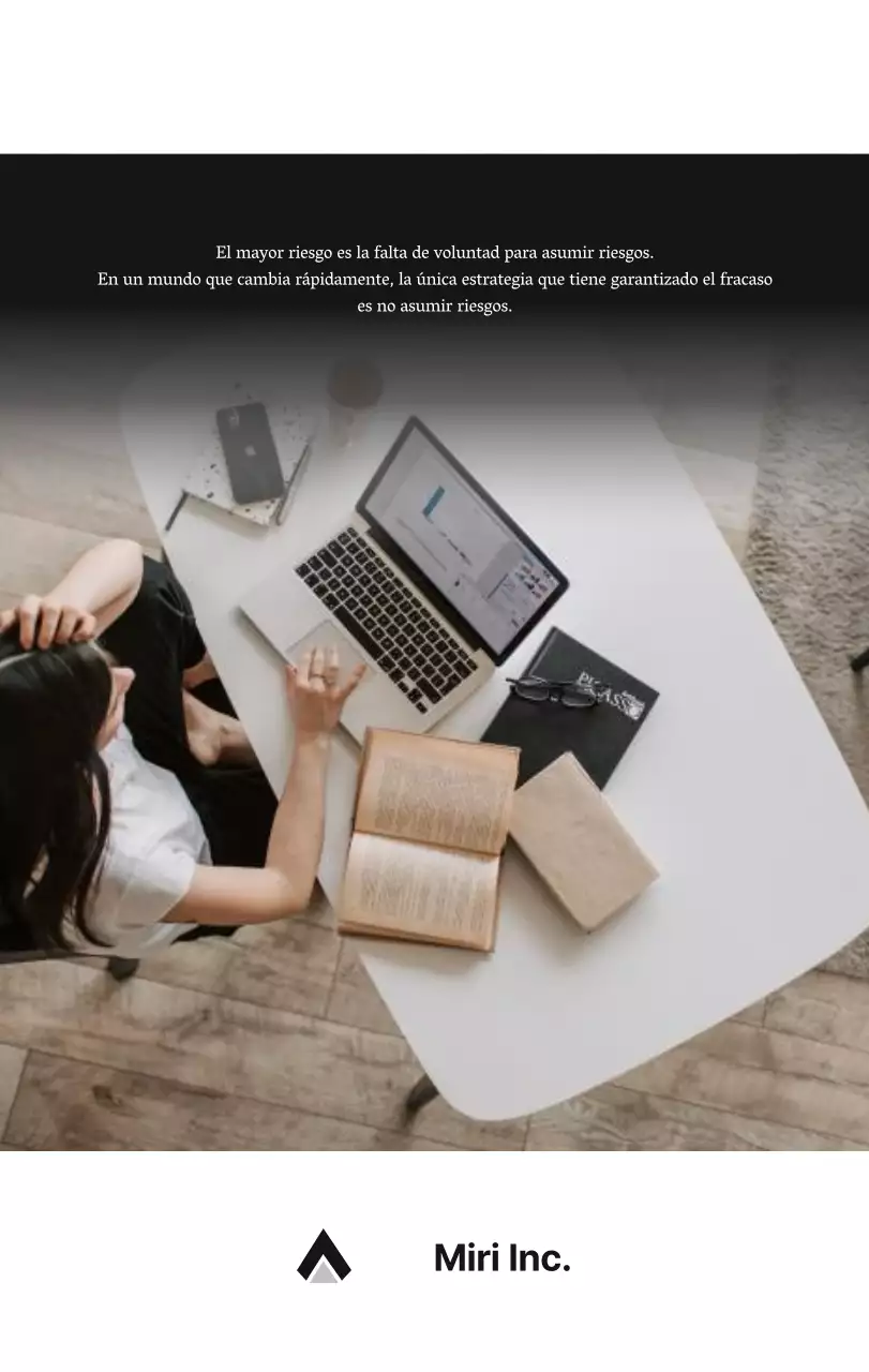 Un sencillo calendario corporativo en gris