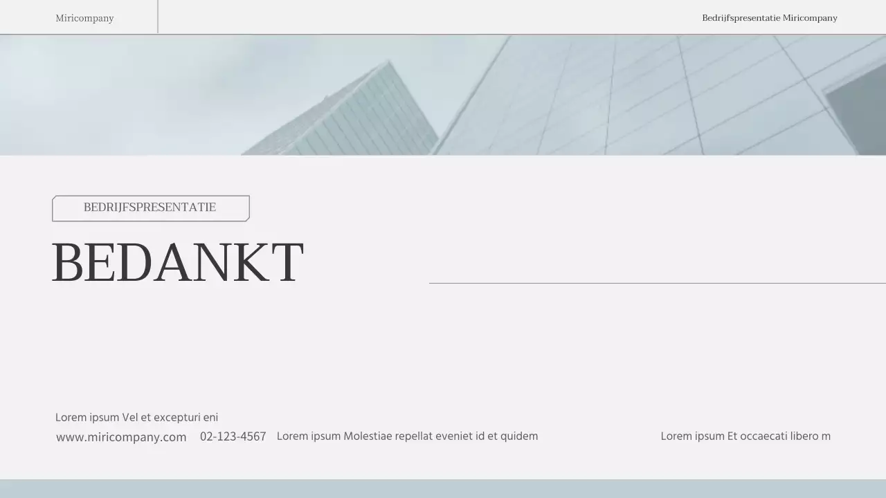 Een eenvoudig, emotioneel zakelijk rapport in lichtblauw en wit