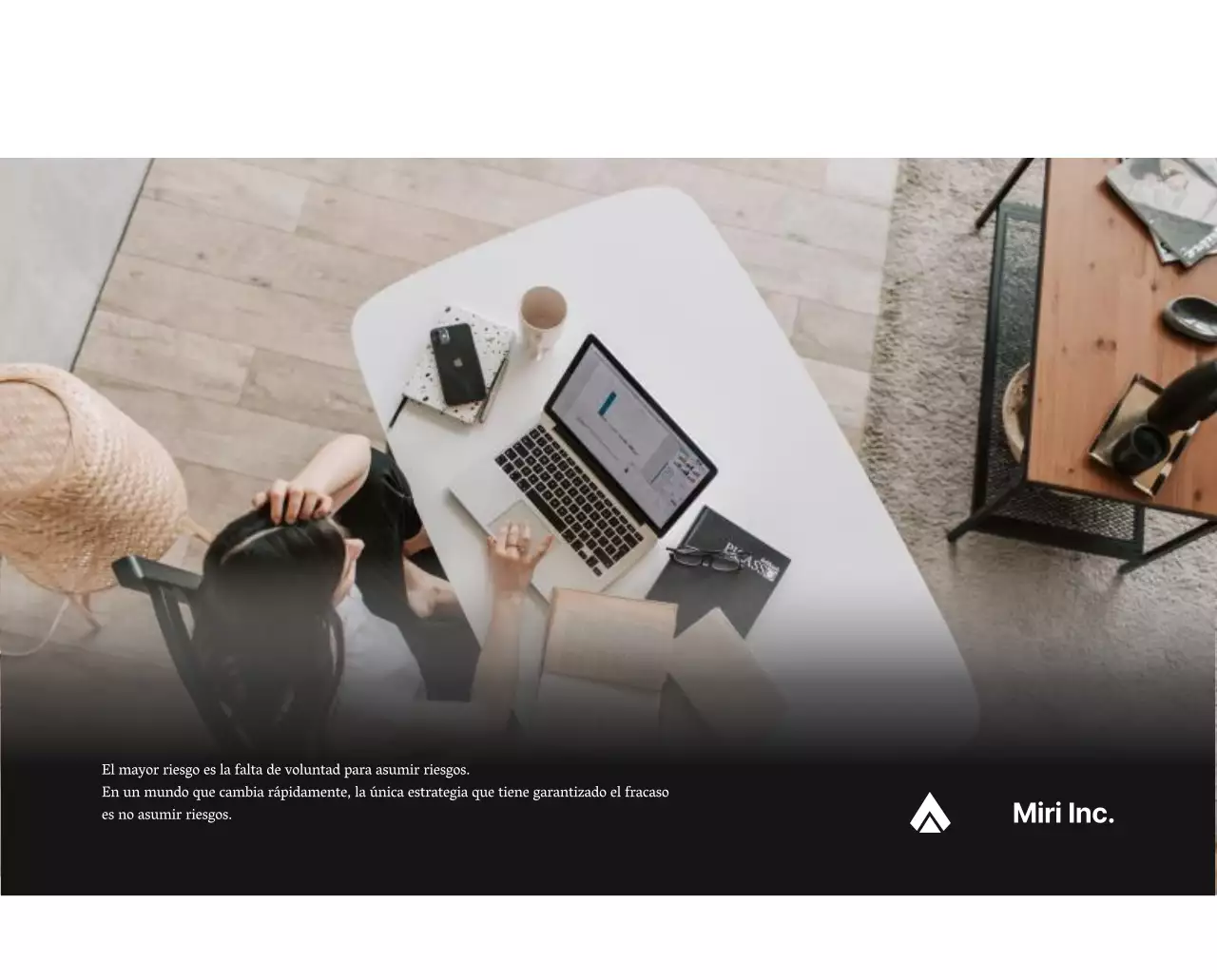 Un sencillo calendario corporativo en gris