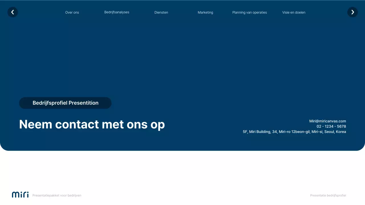 Eenvoudige witte en marineblauwe website bedrijfsprofiel