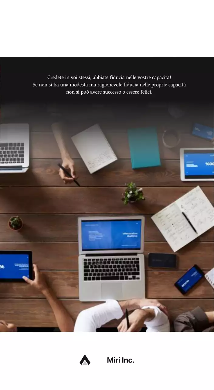 Un semplice calendario aziendale in grigio
