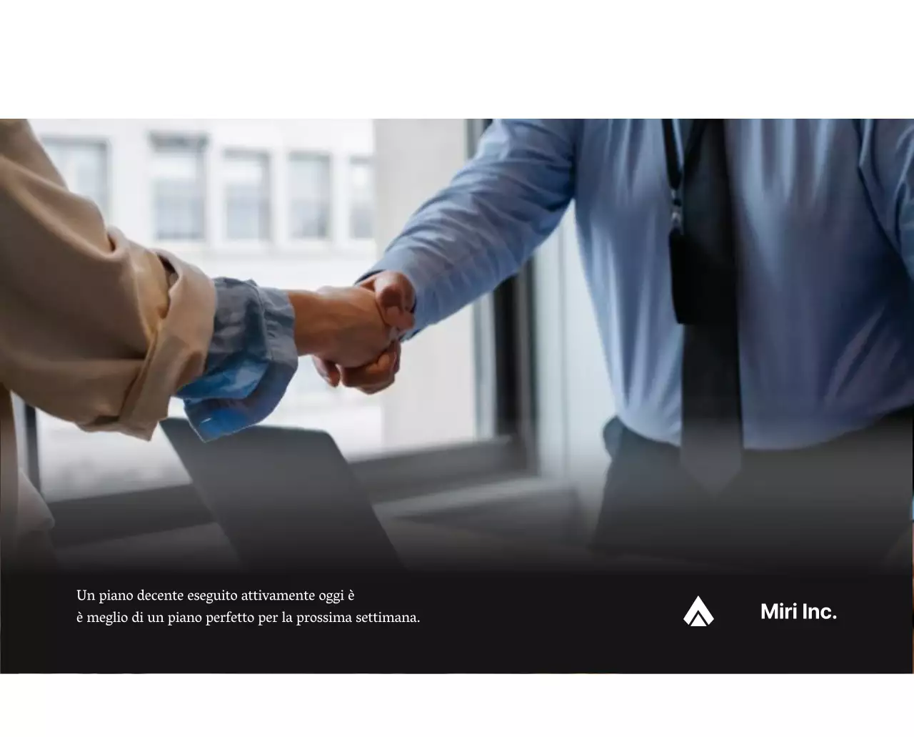 Un semplice calendario aziendale in grigio