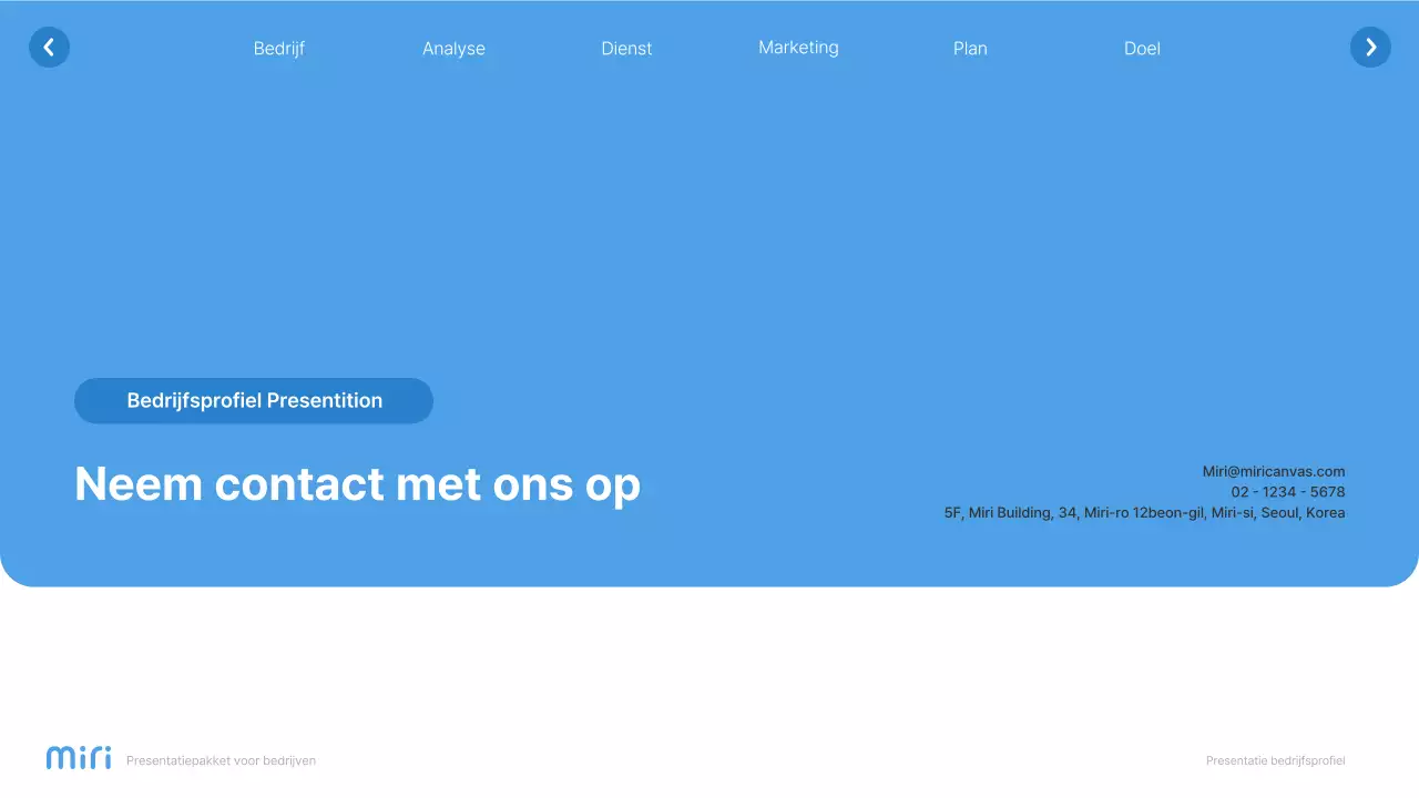 Eenvoudige witte en lichtblauwe website bedrijfsprofiel