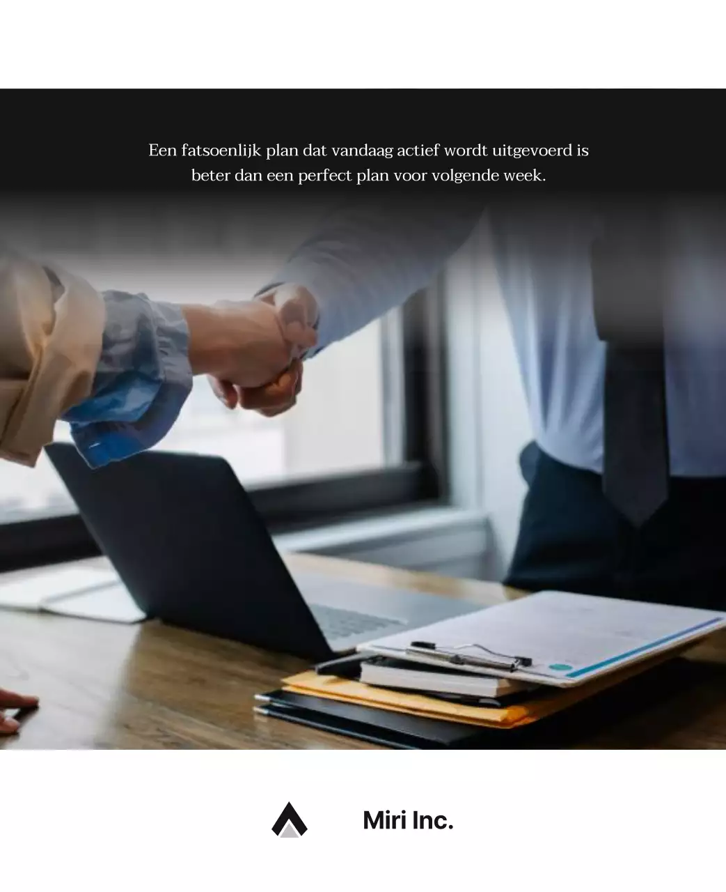 Een eenvoudige bedrijfskalender in grijs