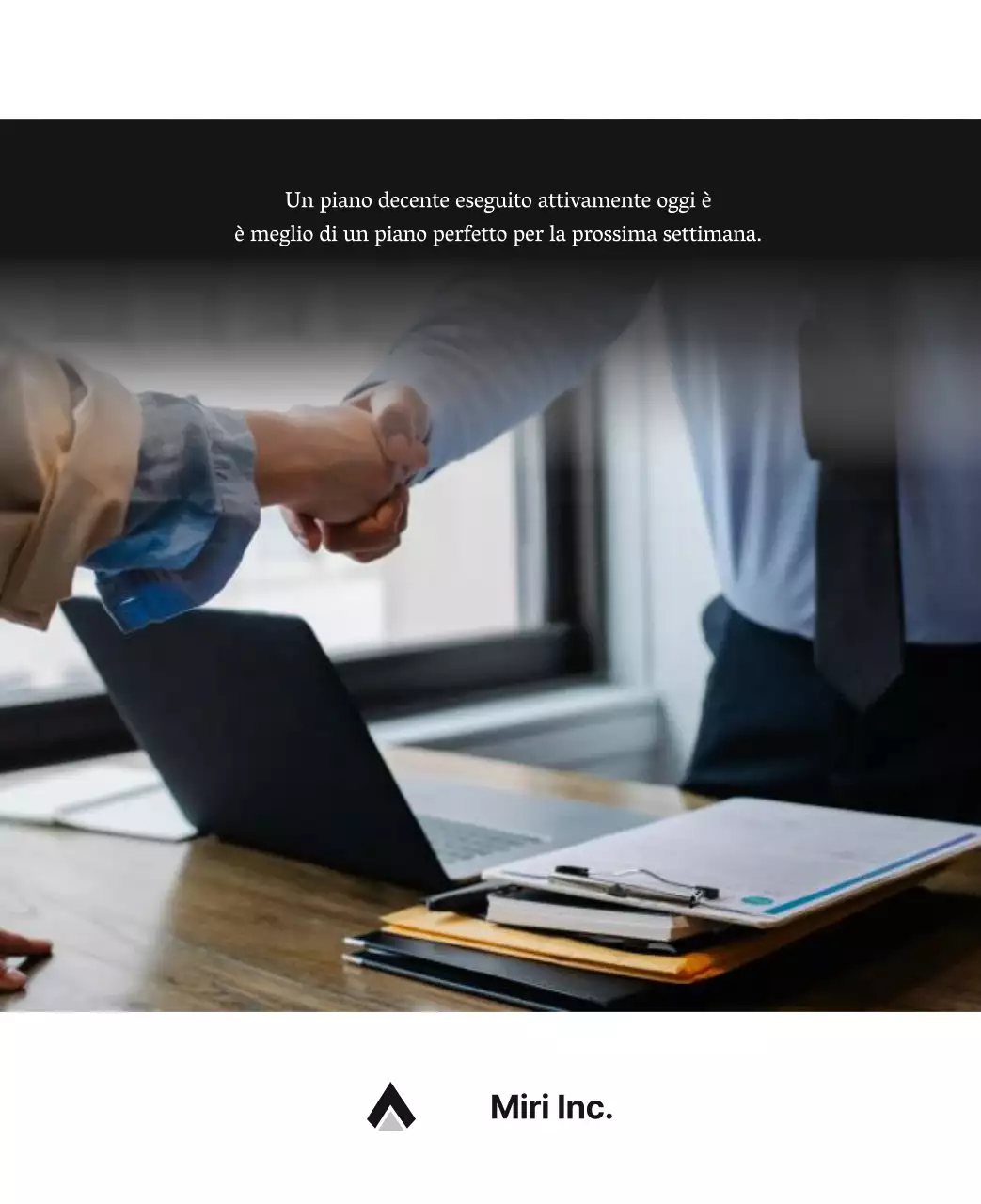 Un semplice calendario aziendale in grigio