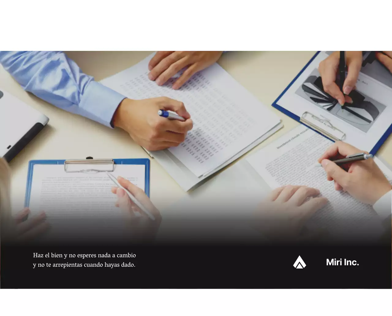 Un sencillo calendario corporativo en gris