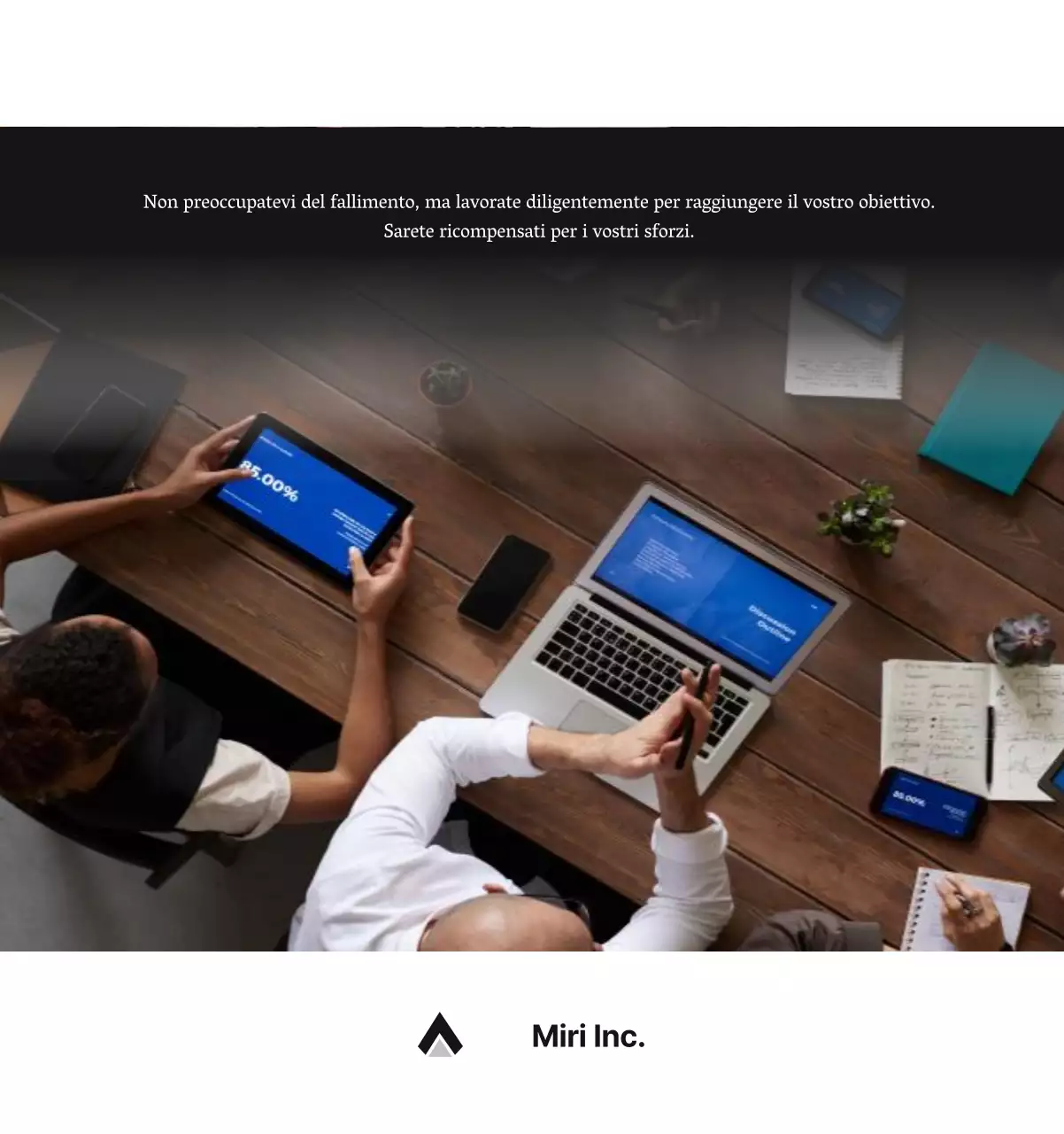 Un semplice calendario aziendale in grigio