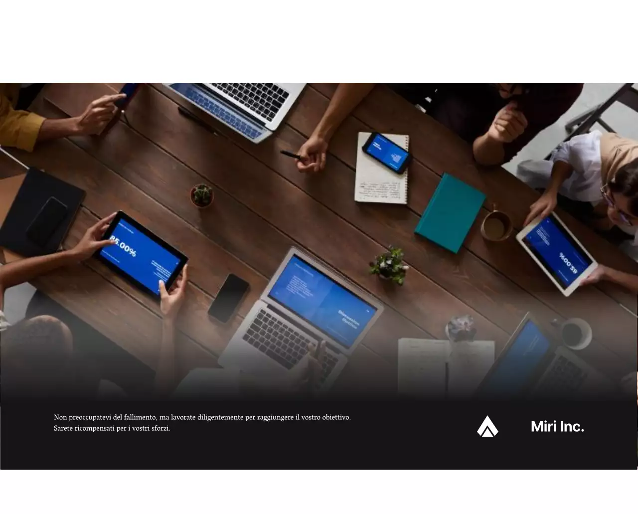 Un semplice calendario aziendale in grigio