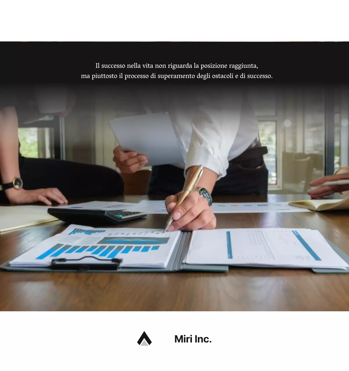 Un semplice calendario aziendale in grigio