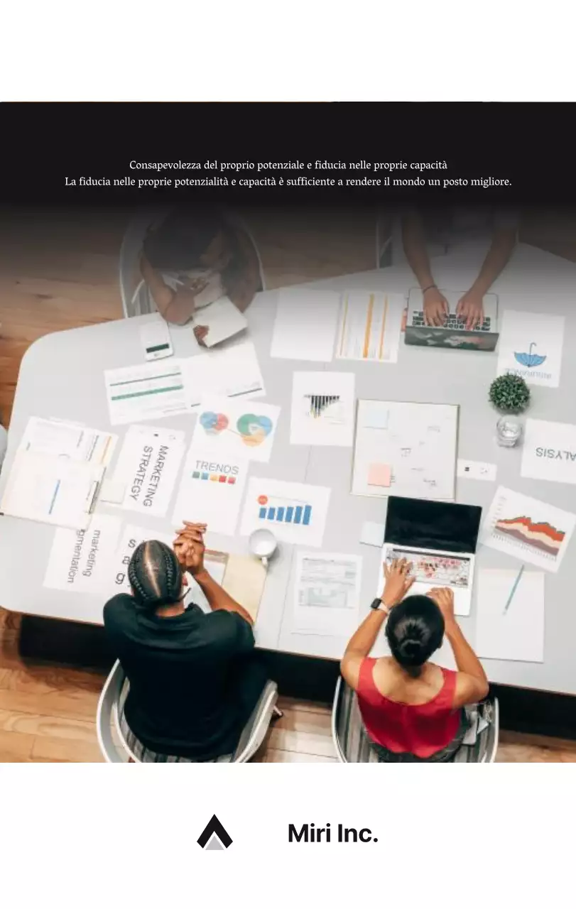 Un semplice calendario aziendale in grigio