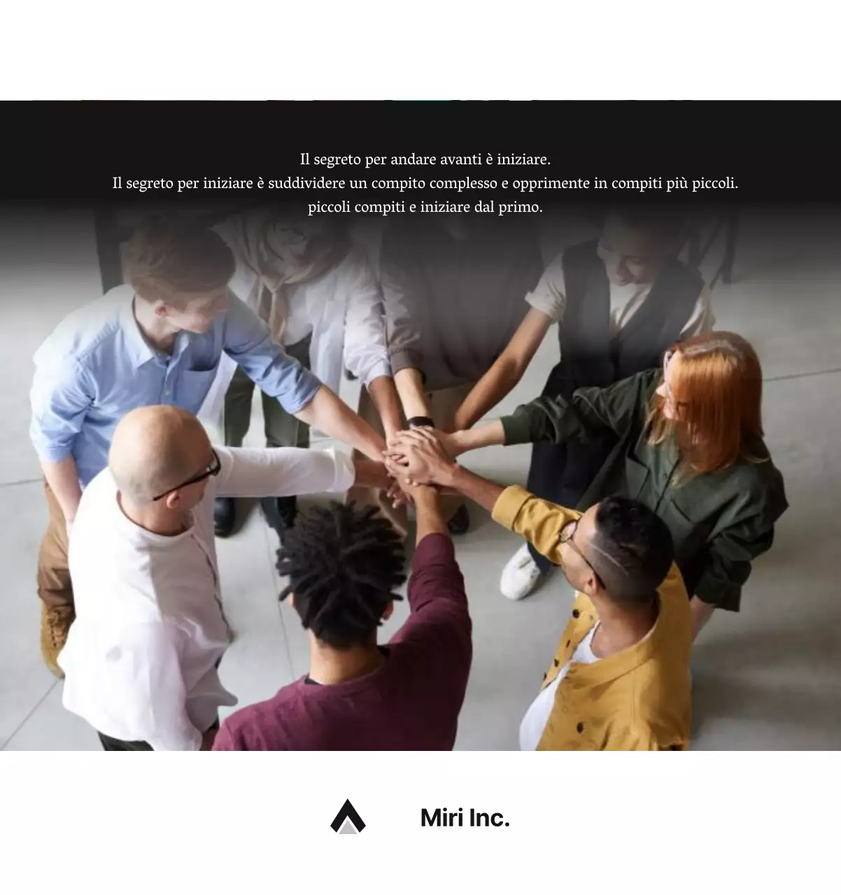 Un semplice calendario aziendale in grigio