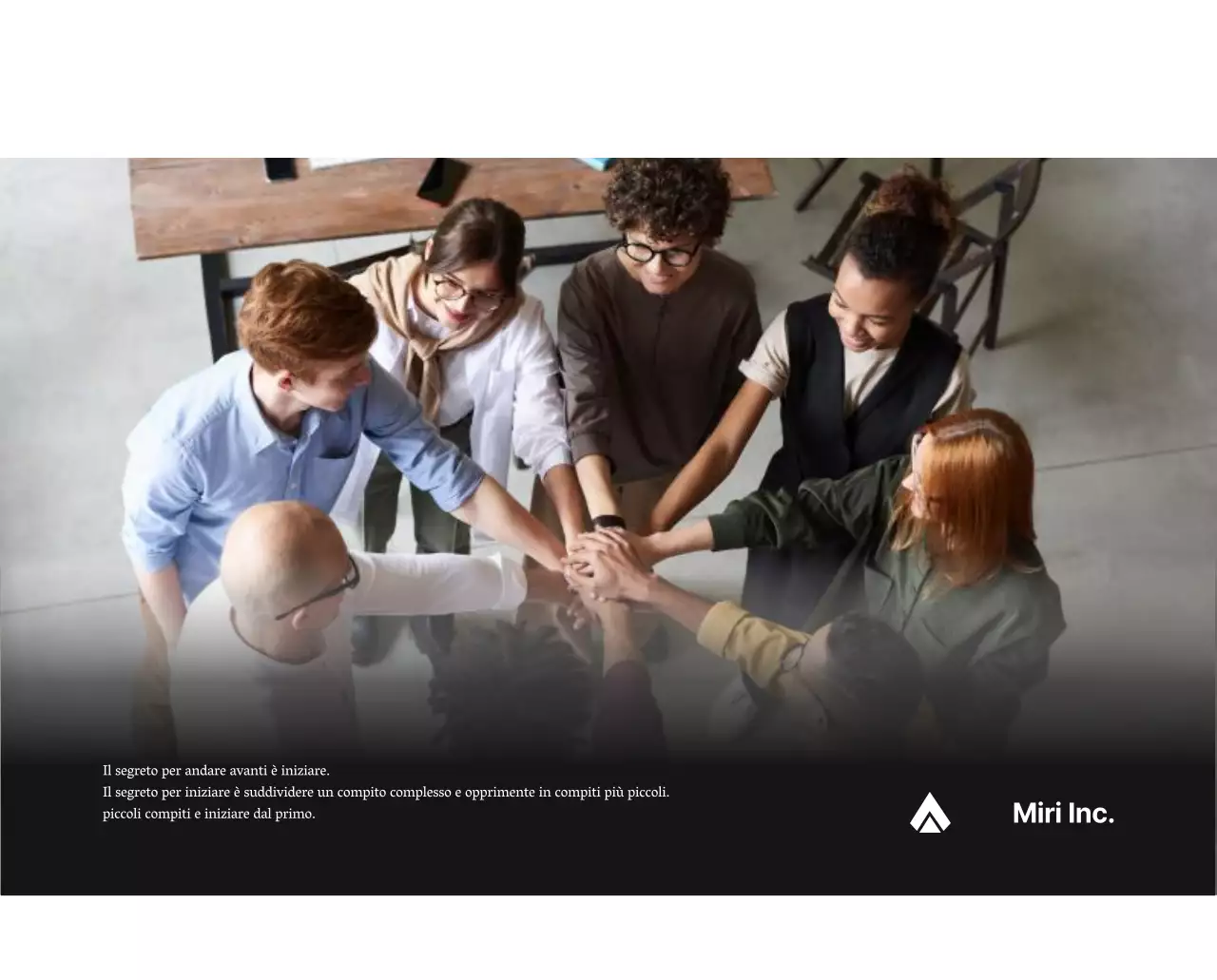 Un semplice calendario aziendale in grigio