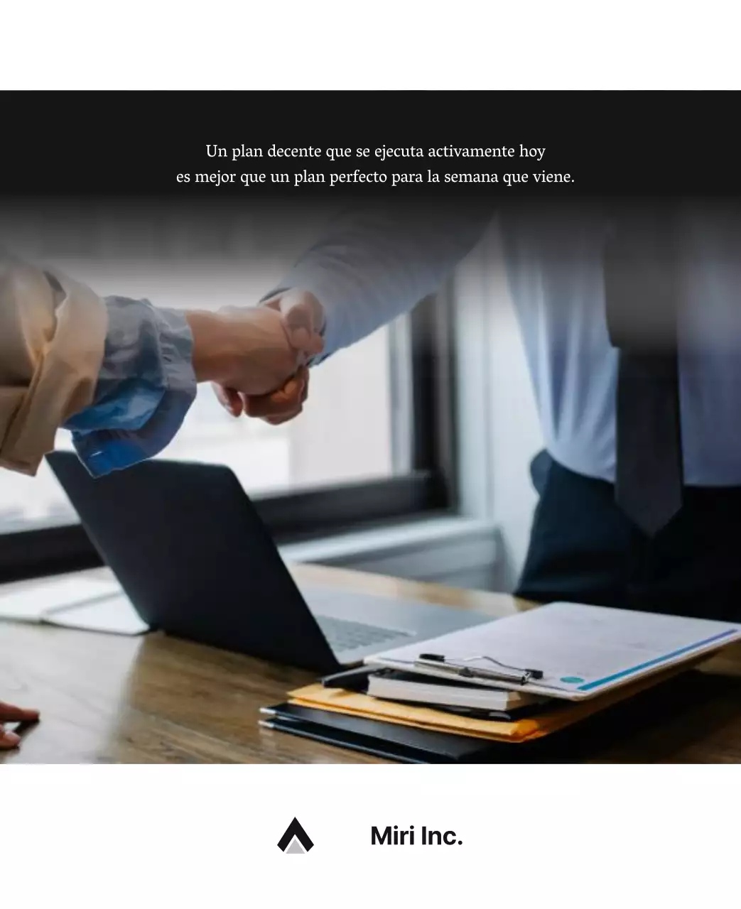 Un sencillo calendario corporativo en gris