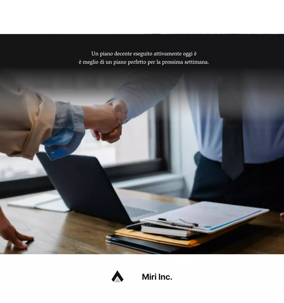 Un semplice calendario aziendale in grigio