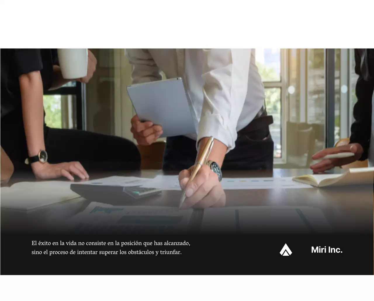 Un sencillo calendario corporativo en gris