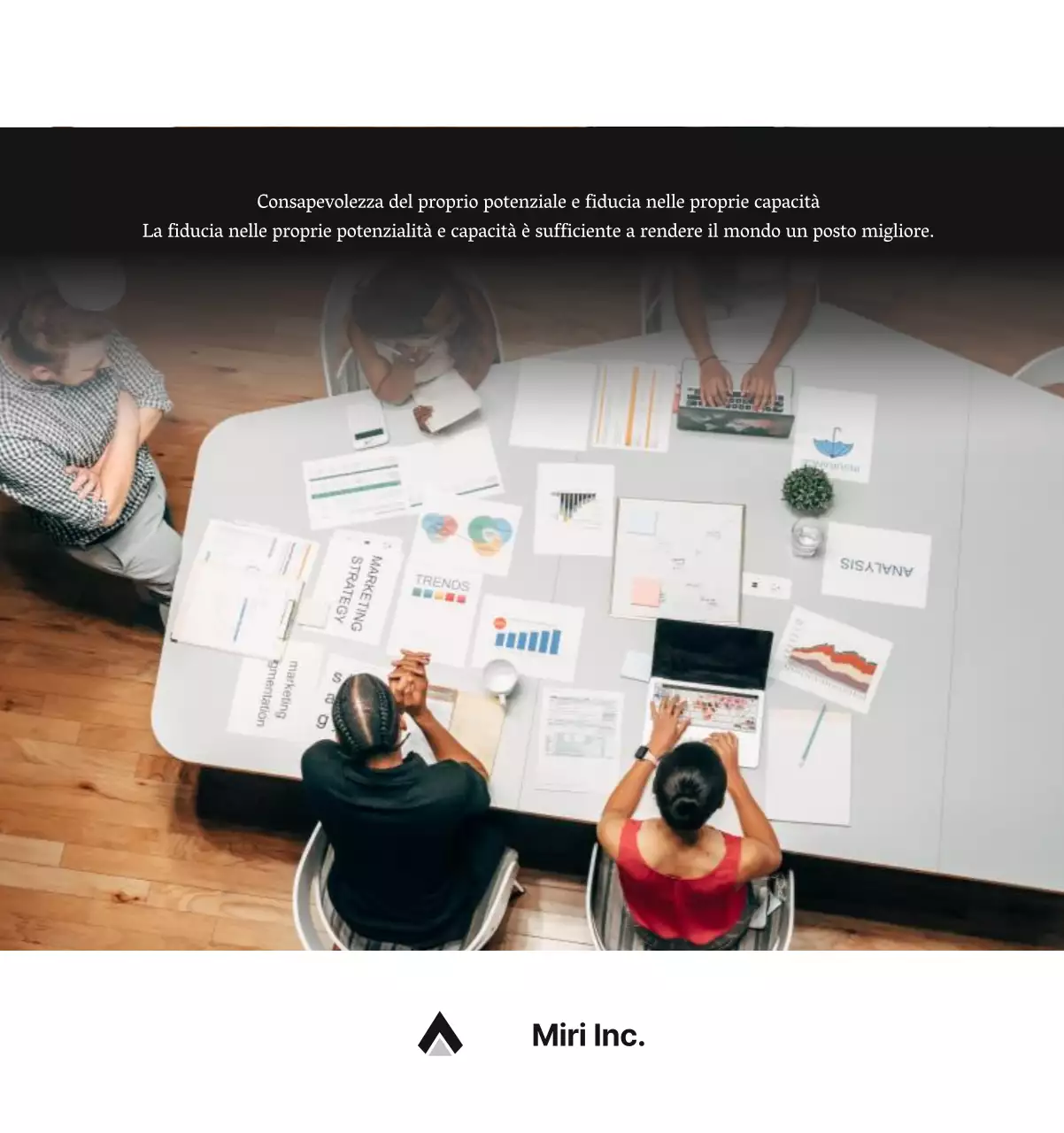 Un semplice calendario aziendale in grigio