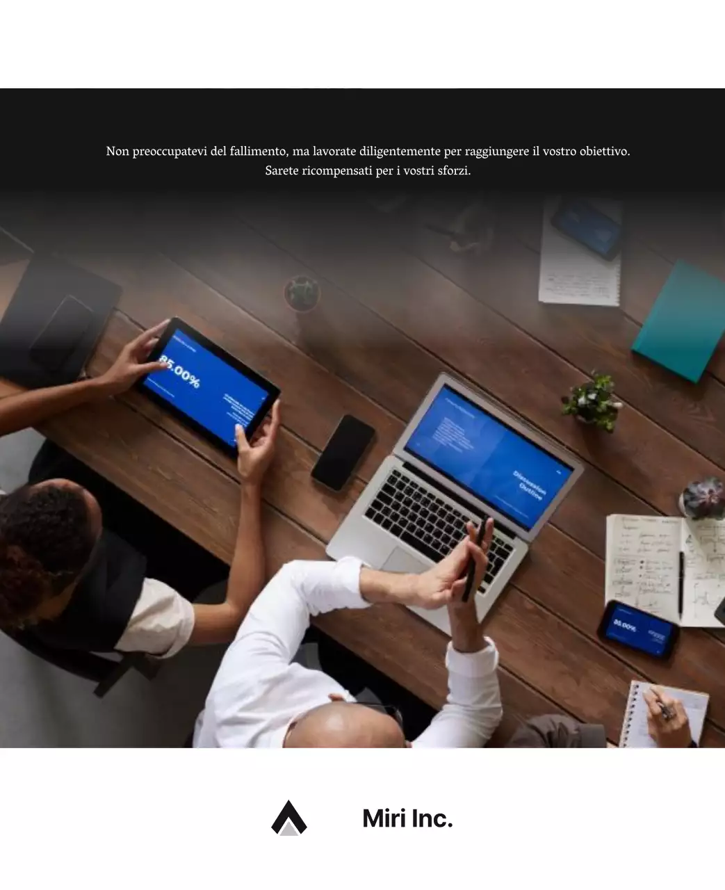 Un semplice calendario aziendale in grigio