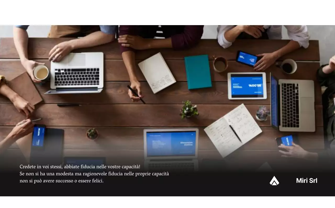 Un semplice calendario aziendale in grigio