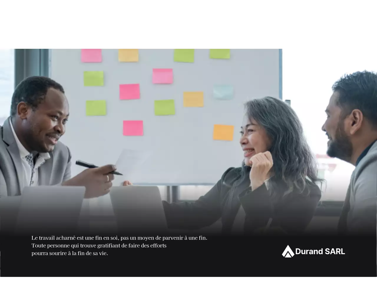 Un calendrier d'entreprise simple en gris