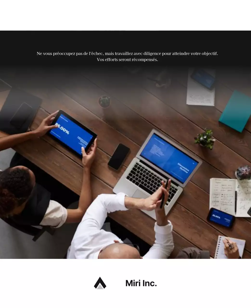 Un calendrier d'entreprise simple en gris