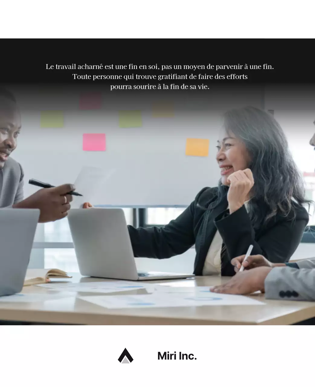 Un calendrier d'entreprise simple en gris