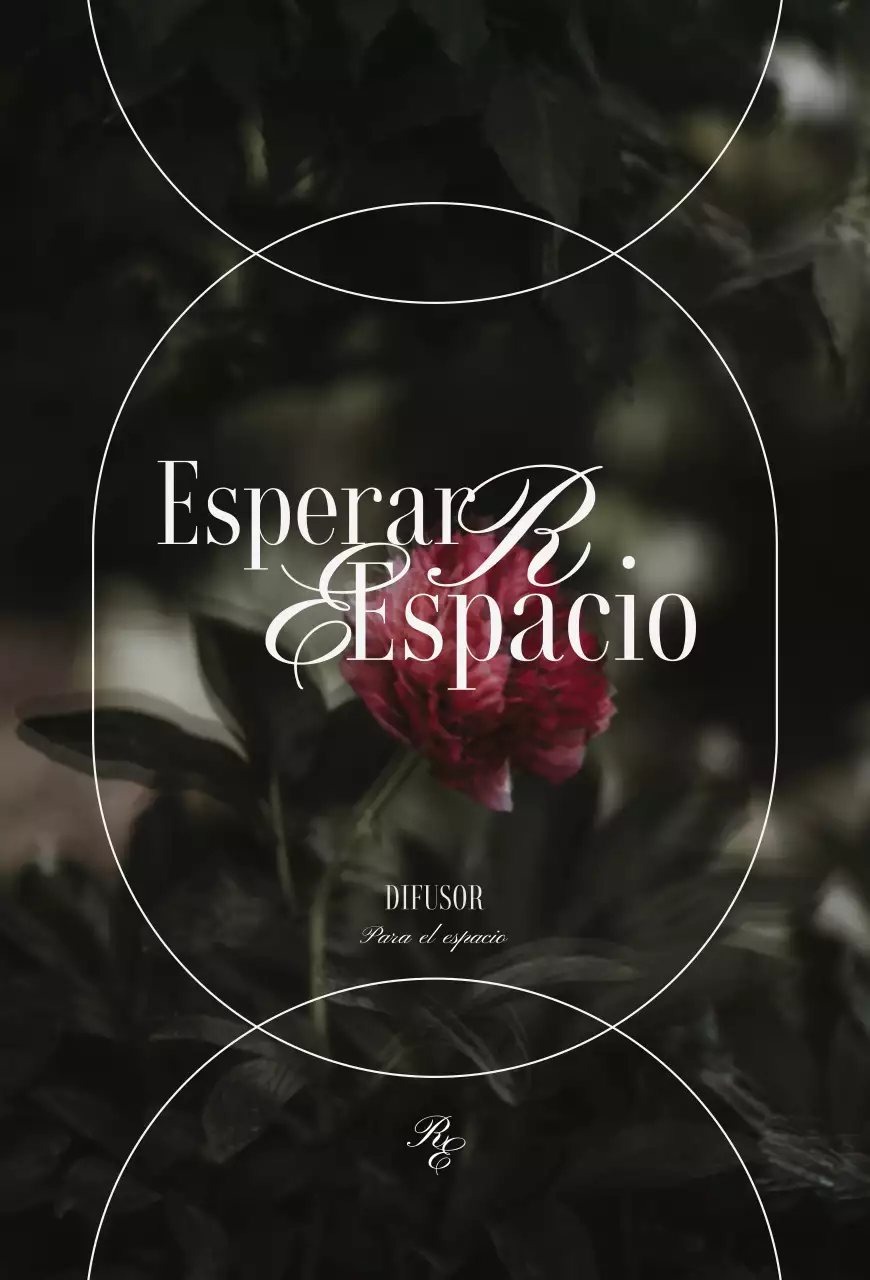 Un lujoso difusor con imágenes florales vintage en colores apagados para mostrar los productos.