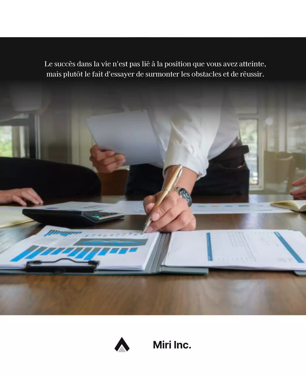 Un calendrier d'entreprise simple en gris