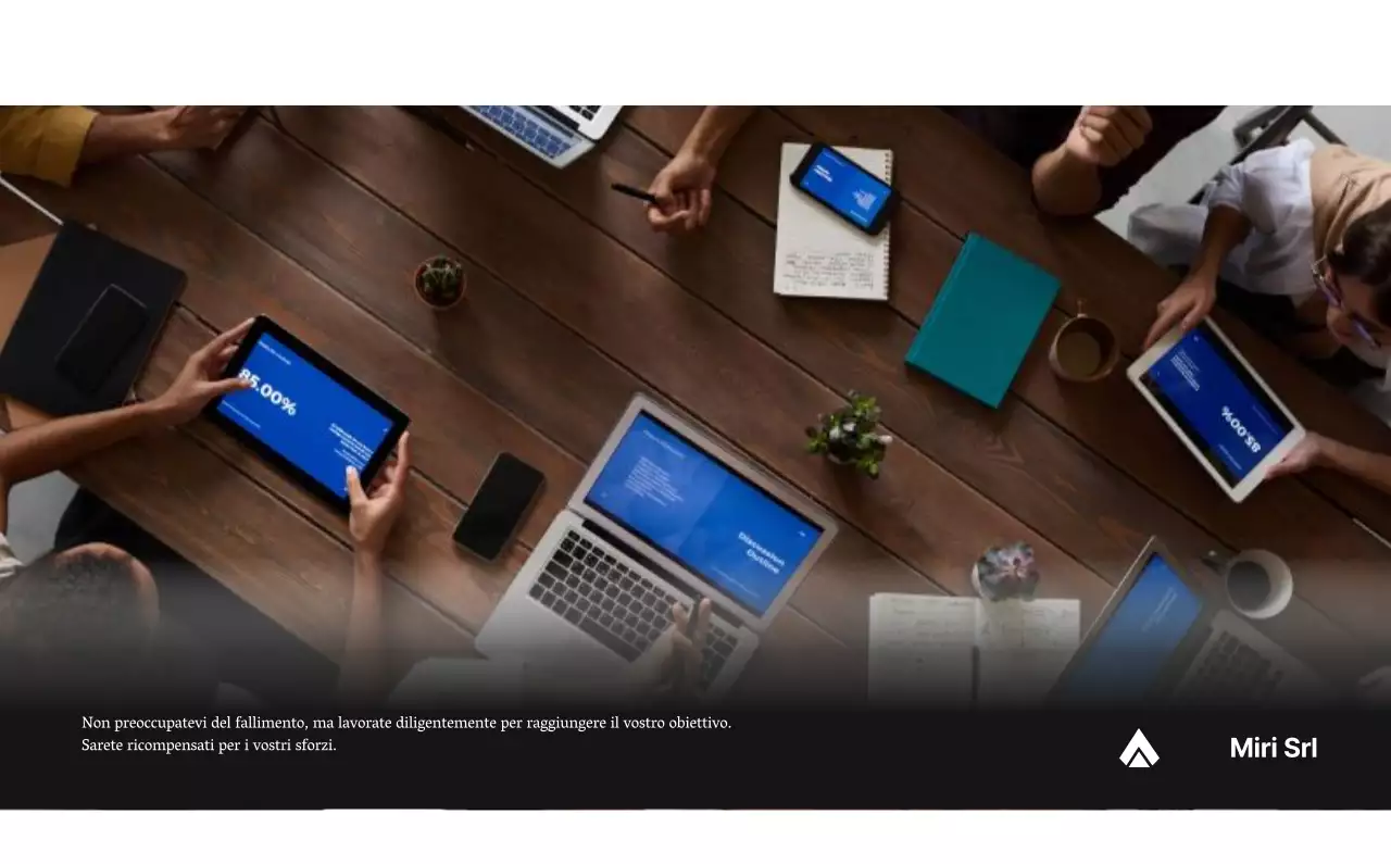 Un semplice calendario aziendale in grigio