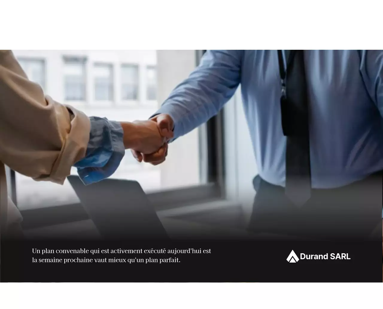 Un calendrier d'entreprise simple en gris