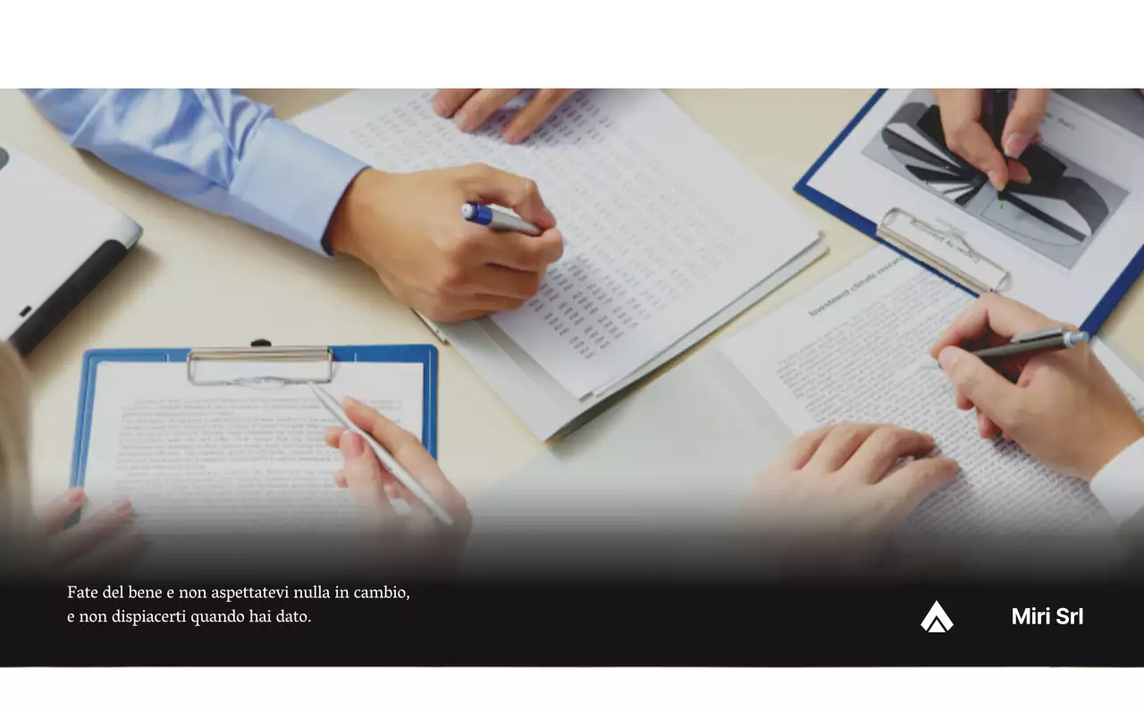 Un semplice calendario aziendale in grigio