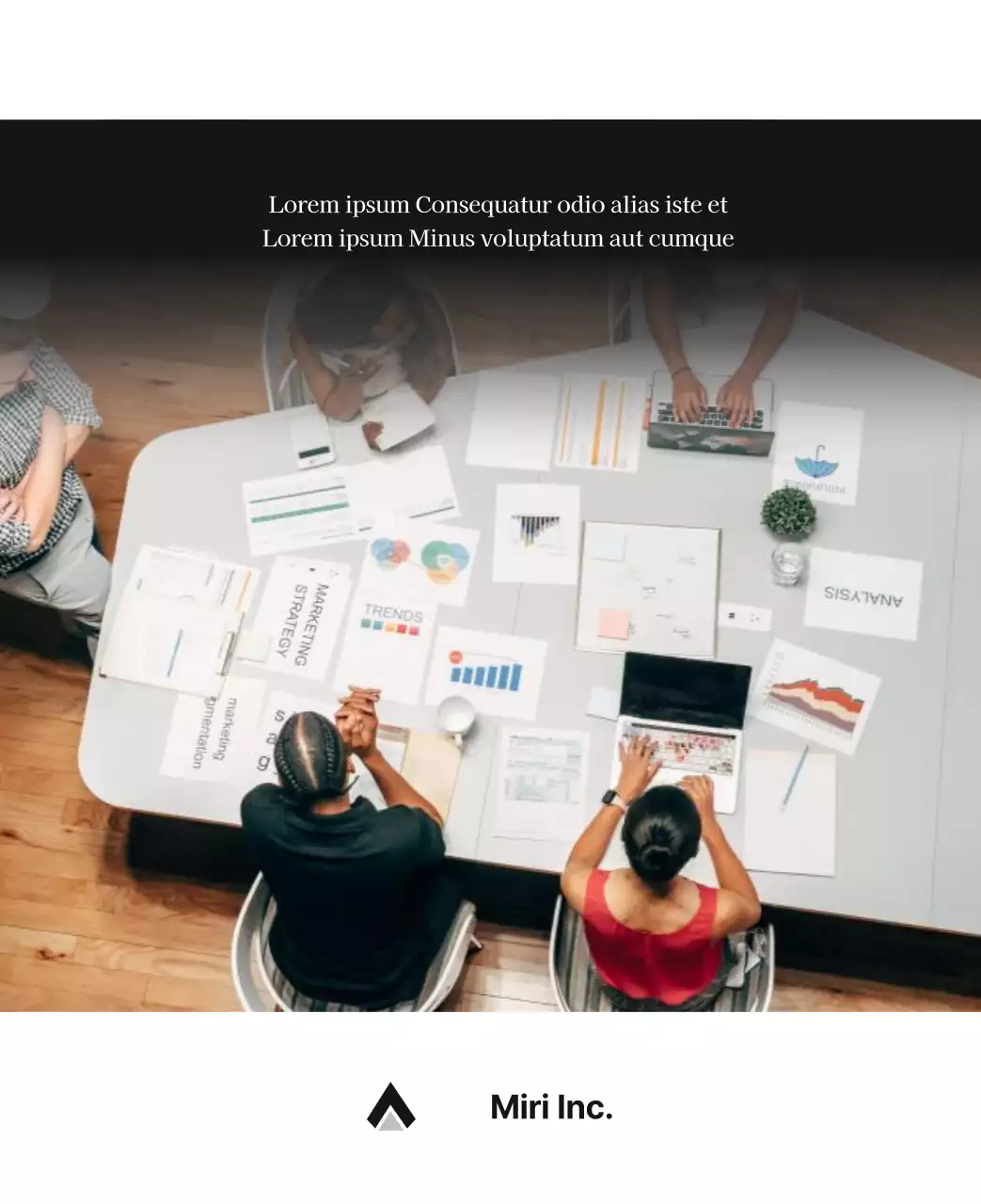 Un calendrier d'entreprise simple en gris