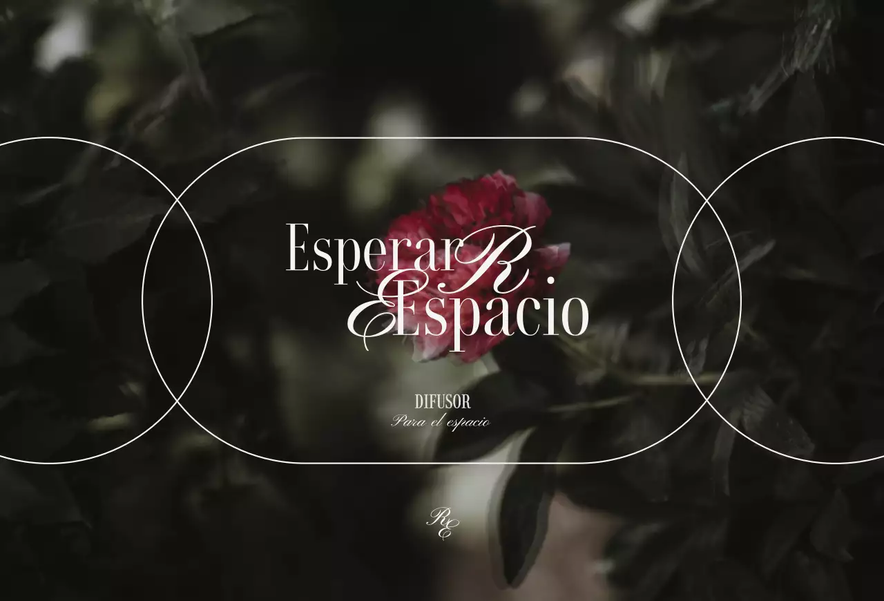 Un lujoso difusor con imágenes florales vintage en colores apagados para mostrar los productos.