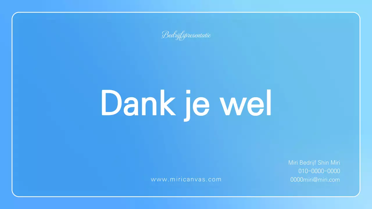 Minimalistische bedrijfspresentatie in lichtblauw en wit