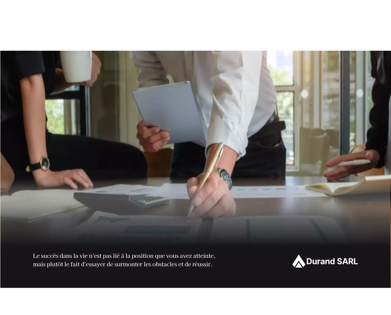 Un calendrier d'entreprise simple en gris