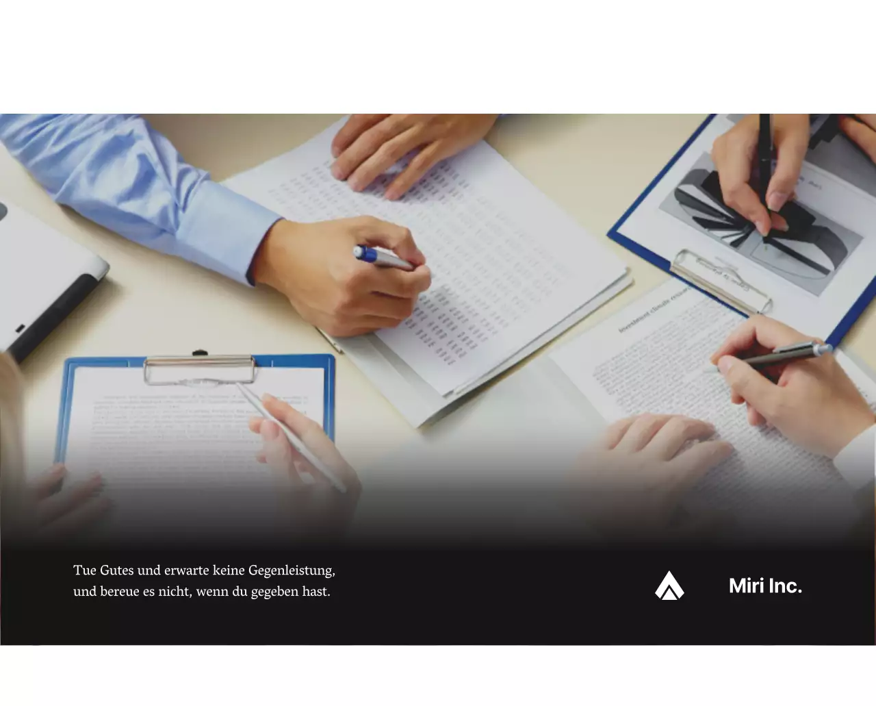 Ein einfacher Unternehmenskalender in Grau